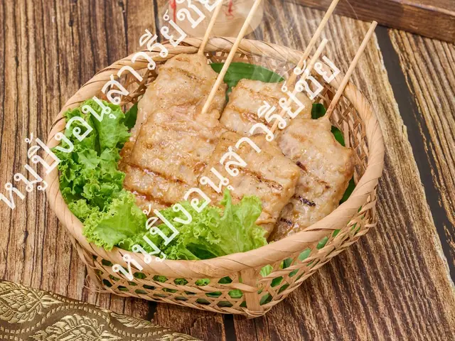 สินค้าเสียบไม้พร้อมย่าง จากโรงงานหมูปิ้งอนุสาวรีย์ชัย