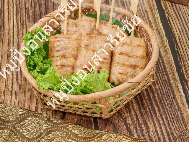 สินค้าเสียบไม้พร้อมย่าง ในตะกร้าไม้ไผ่ จากโรงงานหมูปิ้งอนุสาวรีย์ชัย