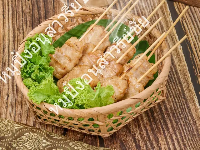 สินค้าเสียบไม้พร้อมย่าง ในตะกร้าไม้ไผ่ จากโรงงานหมูปิ้งอนุสาวรีย์ชัย