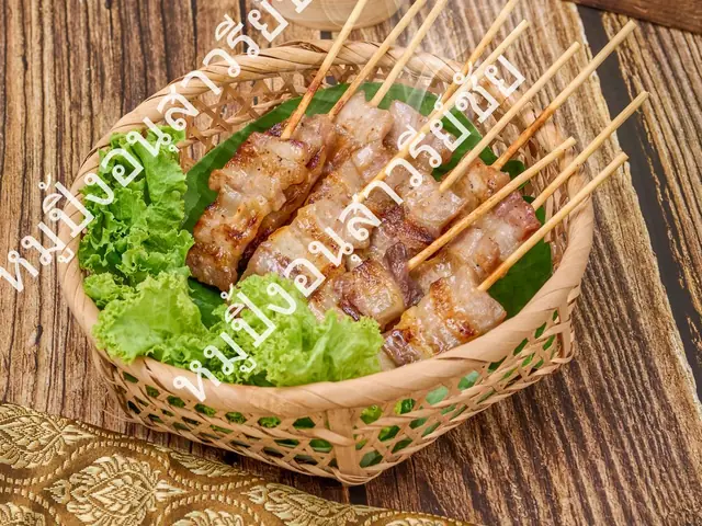 อาหารเสียบไม้ย่างในตะกร้าพร้อมผัก